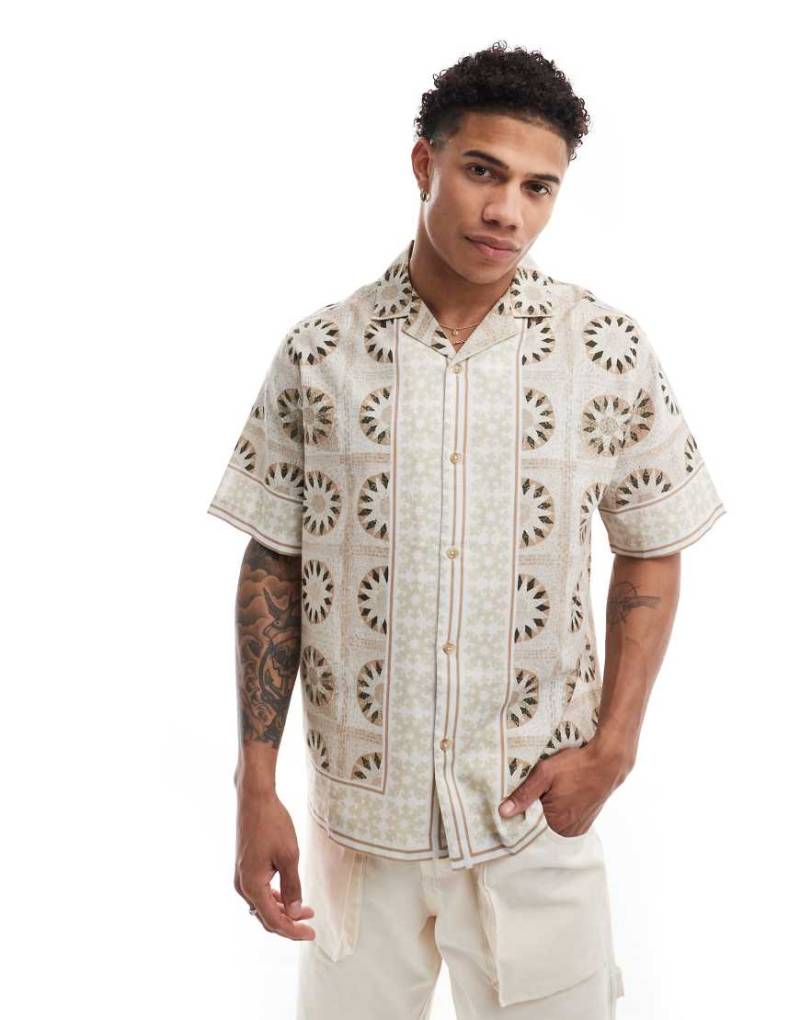 ASOS DESIGN - Locker geschnittenes Hemd in Steinbeige mit geometrischem Muster und Reverskragen-Neutral von ASOS DESIGN