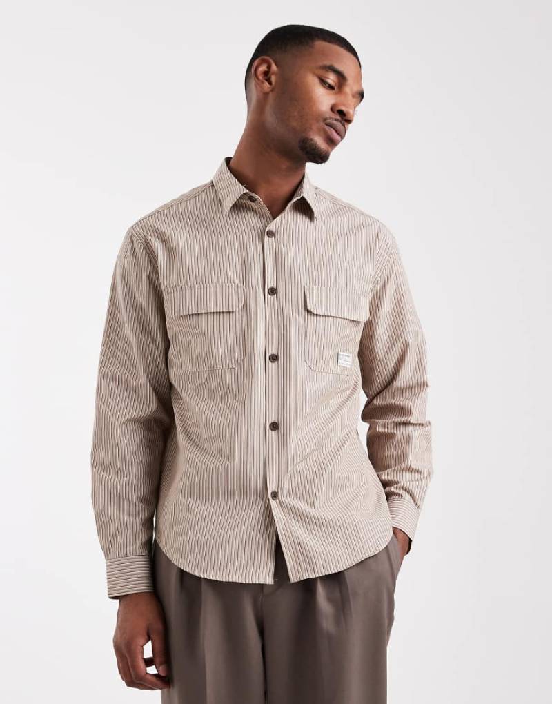 ASOS DESIGN - Hemdjacke in Braun gestreift mit Workwear-Aufnäher-Brown von ASOS DESIGN