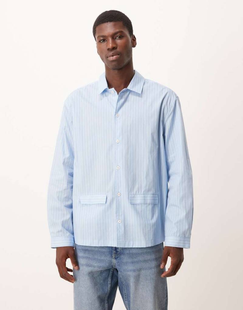 ASOS DESIGN - Locker geschnittenes Hemd in gestreiftem Blau mit Taschen von ASOS DESIGN