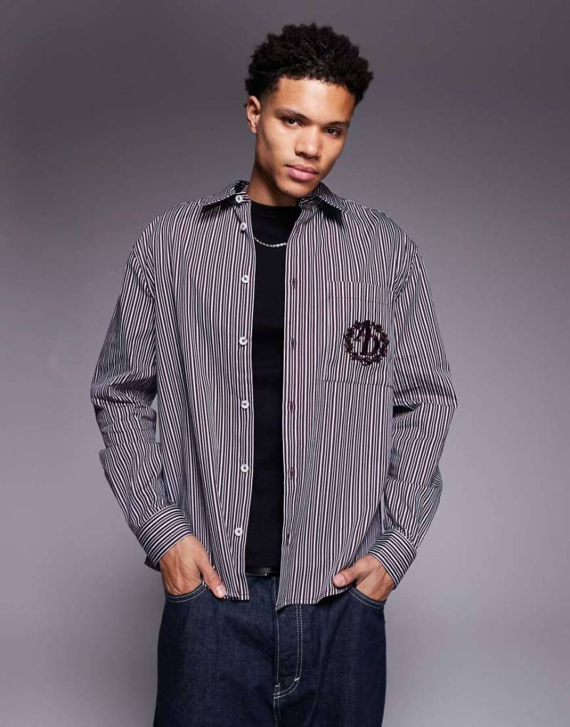 ASOS DESIGN - Locker geschnittenes Hemd in gestreiftem Burgunderrot mit Stickerei auf der Brust von ASOS DESIGN