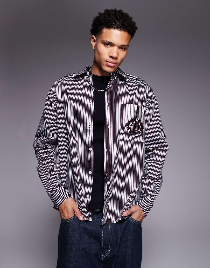 ASOS DESIGN - Locker geschnittenes Hemd in gestreiftem Burgunderrot mit Stickerei auf der Brust von ASOS DESIGN