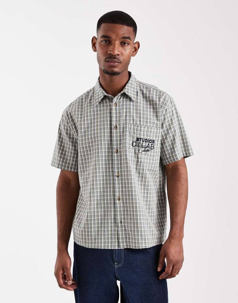 ASOS DESIGN - Locker geschnittenes Hemd in grün kariert mit Stickerei auf der Brust von ASOS DESIGN