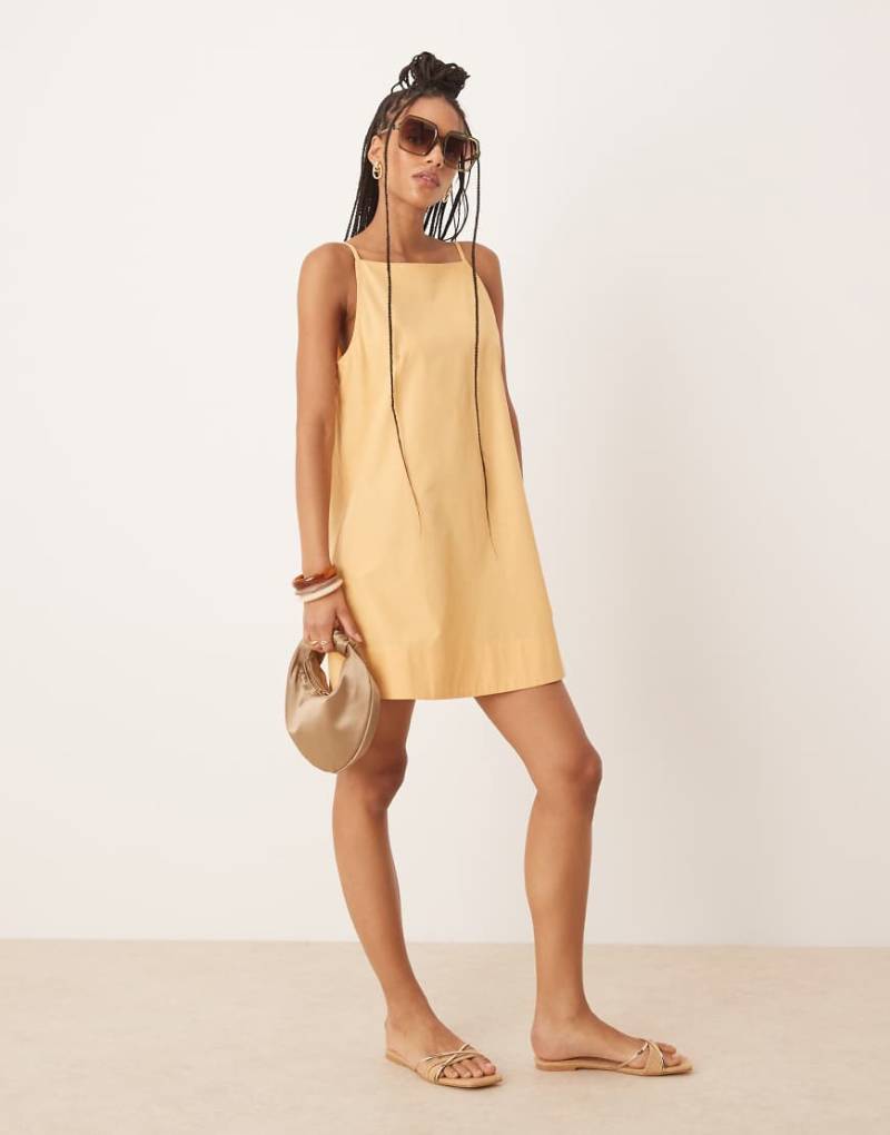ASOS DESIGN - Locker geschnittenes Minikleid in Sandgold mit U-Boot-Ausschnitt-Gelb von ASOS DESIGN
