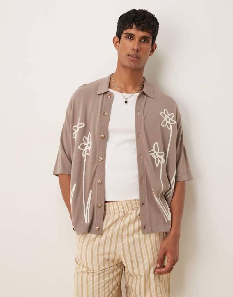 ASOS DESIGN - Locker geschnittenes Polohemd aus Strick in Braun mit Blumenmuster und durchgehender Knopfleiste von ASOS DESIGN