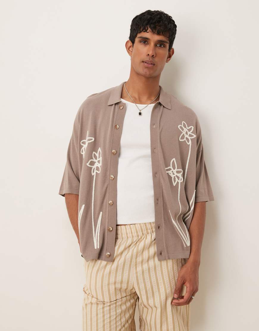 ASOS DESIGN - Locker geschnittenes Polohemd aus Strick in Braun mit Blumenmuster und durchgehender Knopfleiste ASOS DESIGN - Locker geschnittenes Polohemd aus Strick in Braun mit Blumenmuster und durchgehender Knopfleiste von ASOS DESIGN