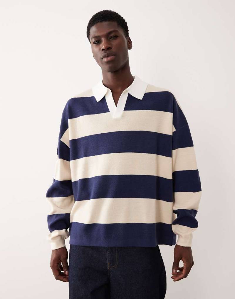 ASOS DESIGN - Locker geschnittenes Polohemd aus Strick in Marineblau und Ecru-Bunt von ASOS DESIGN