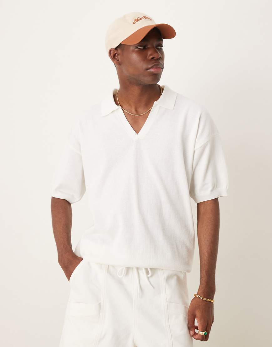 ASOS DESIGN - Locker geschnittenes Polohemd in Weiß mit eingekerbtem Ausschnitt von ASOS DESIGN