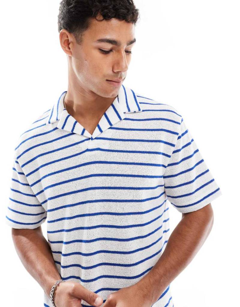 ASOS DESIGN - Locker geschnittenes Poloshirt mit Reverskragen und Strukturstreifen in Blau und Weiß-Bunt von ASOS DESIGN