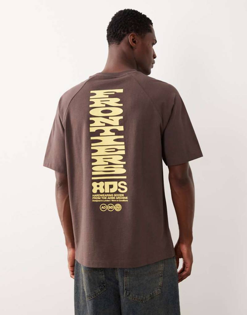 ASOS DESIGN - Locker geschnittenes Raglan-T-Shirt in Braun mit Text-Grafikprint-Brown von ASOS DESIGN
