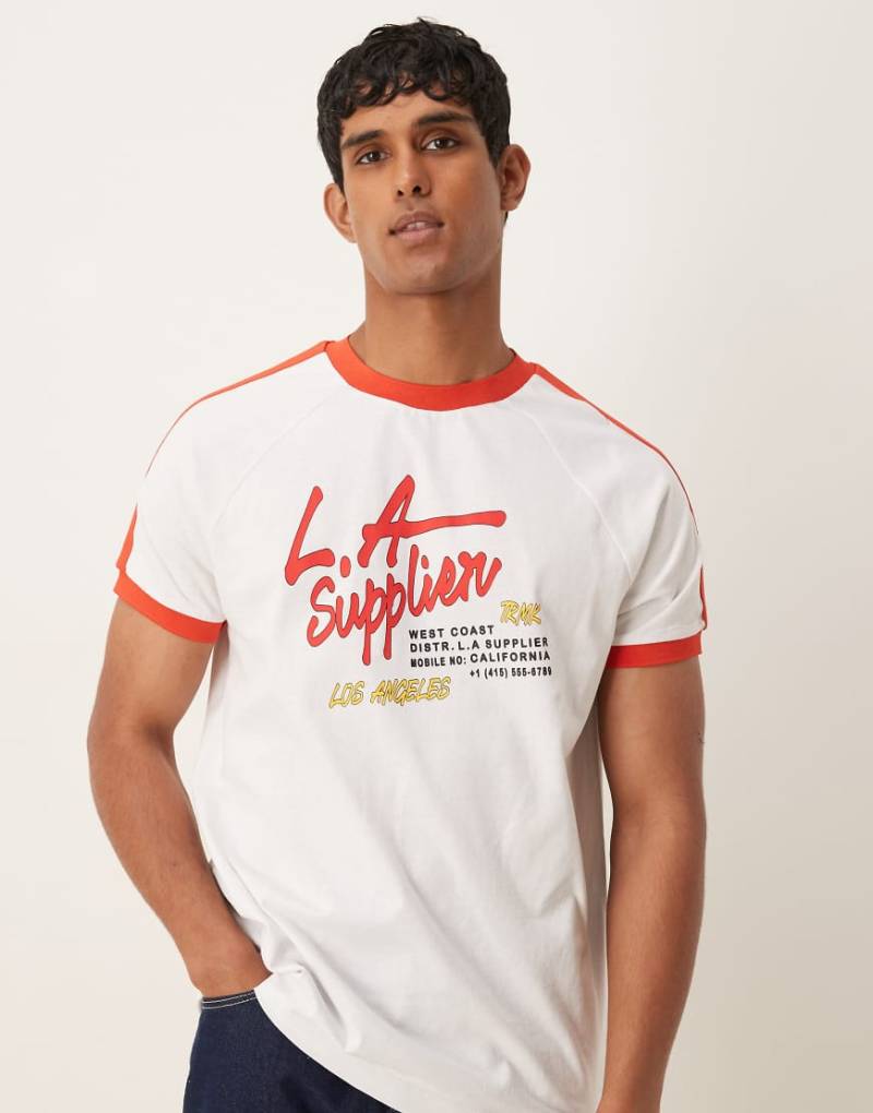 ASOS DESIGN - Locker geschnittenes Raglan-T-Shirt in Weiß mit City-Print und Kontrastkragen von ASOS DESIGN