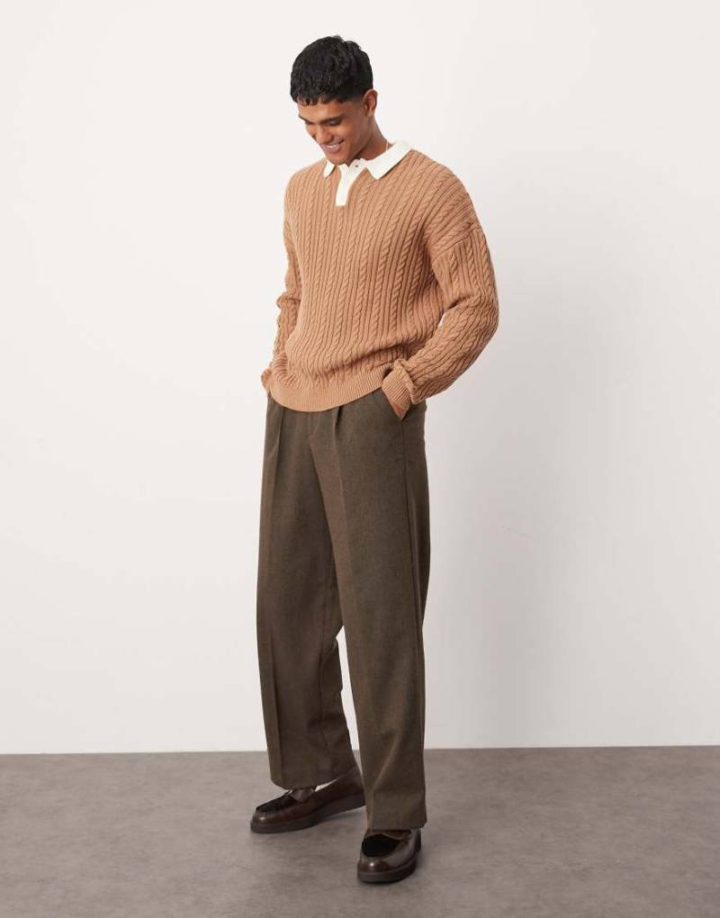 ASOS DESIGN - Locker geschnittenes Rugby-Polohemd aus Strick in Hellbraun mit Zopfmuster-Neutral von ASOS DESIGN