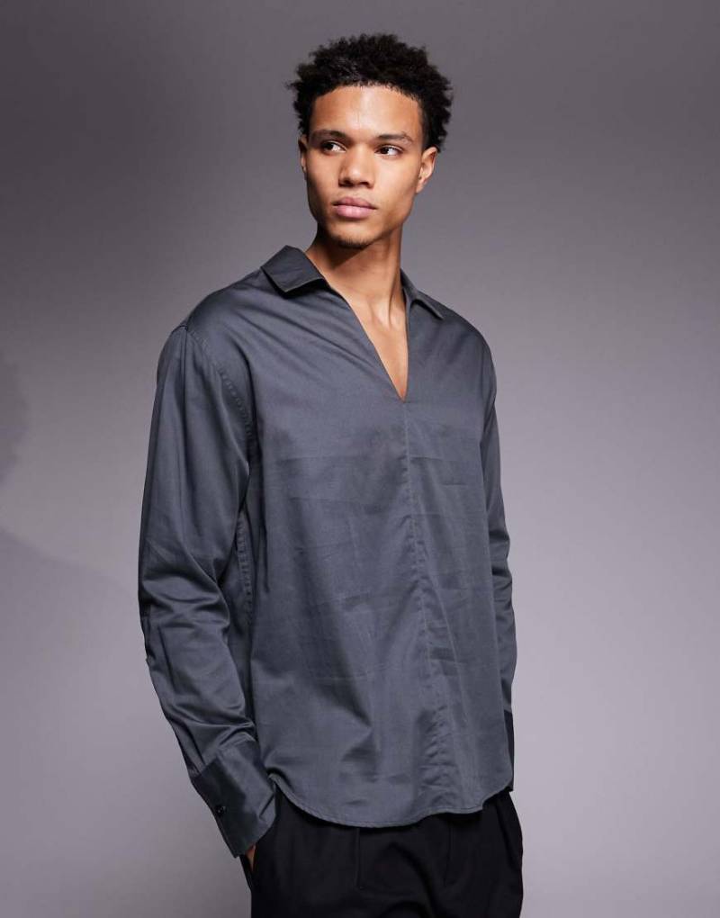 ASOS DESIGN - Locker geschnittenes Schlupfhemd in Grau mit tiefem V-Ausschnitt von ASOS DESIGN