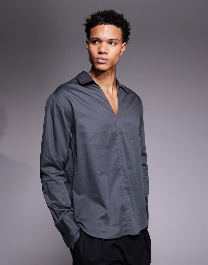 ASOS DESIGN - Locker geschnittenes Schlupfhemd in Grau mit tiefem V-Ausschnitt von ASOS DESIGN