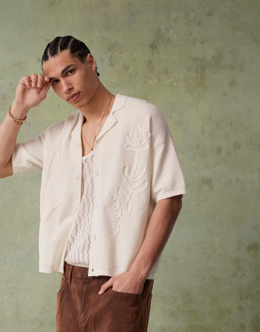 ASOS DESIGN - Locker geschnittenes Strick-Polohemd in Ecru mit aufgesticktem Blumen-Design und durchgehender Knopfleiste-Neutral von ASOS DESIGN
