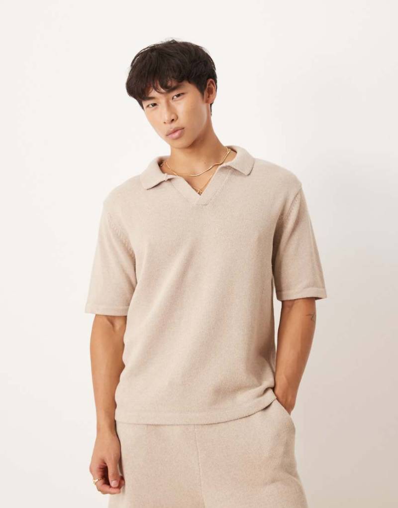 ASOS DESIGN - Locker geschnittenes Strick-Polohemd in Nerzbeige mit eingekerbtem Ausschnitt, Kombiteil-Neutral von ASOS DESIGN