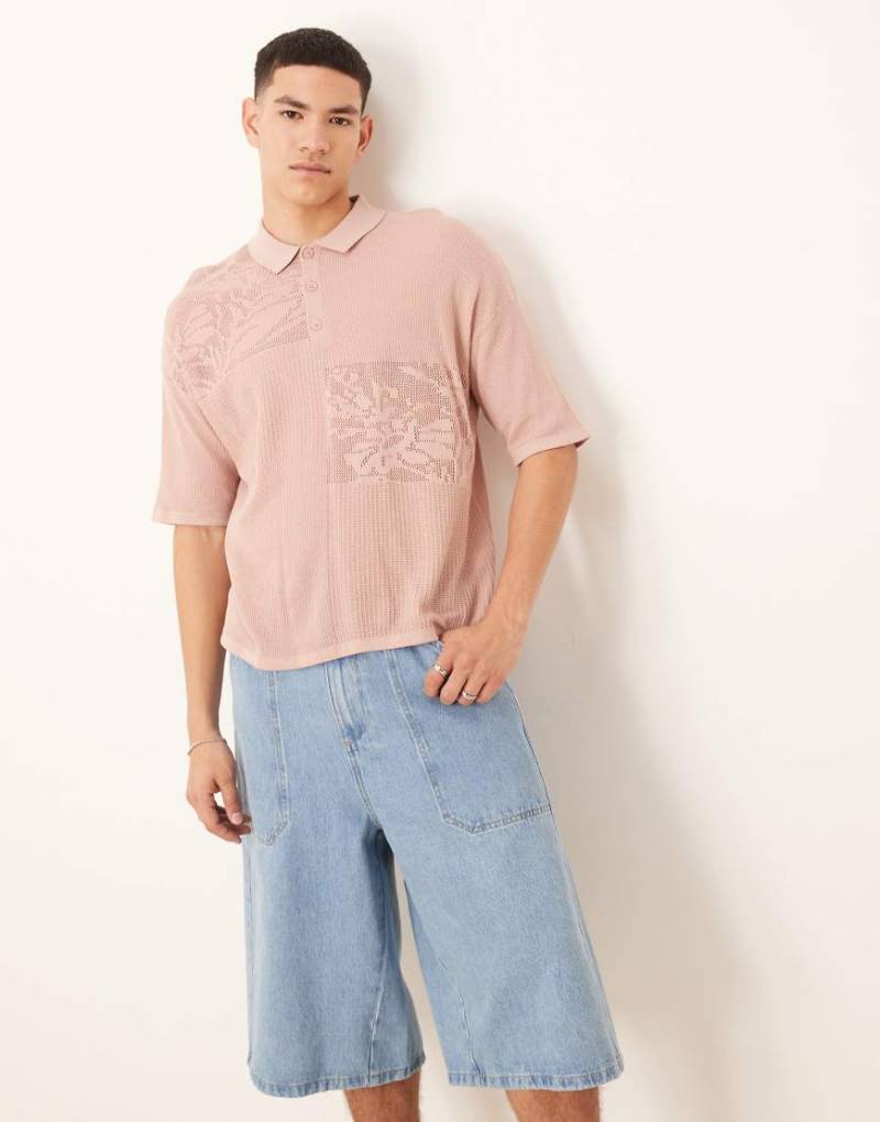 ASOS DESIGN - Locker geschnittenes Strick-Polohemd in Staubrosa mit floralem Patchwork-Design von ASOS DESIGN