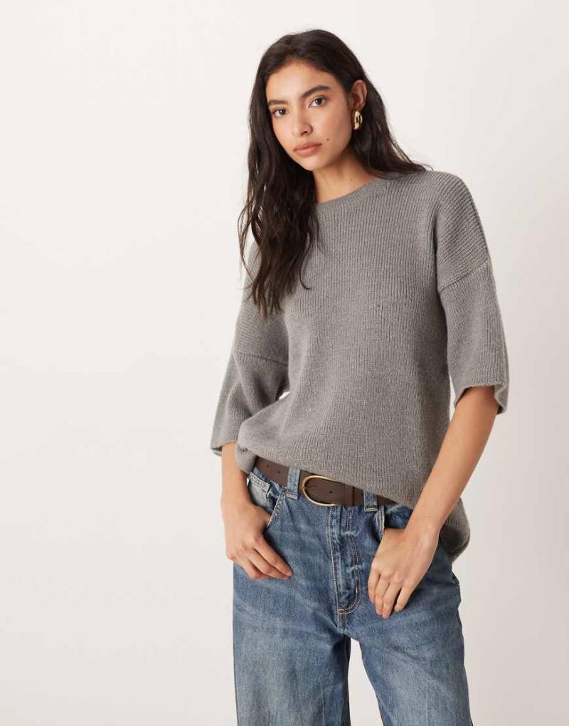 ASOS DESIGN - Locker geschnittenes Strick-T-Shirt in Grau von ASOS DESIGN