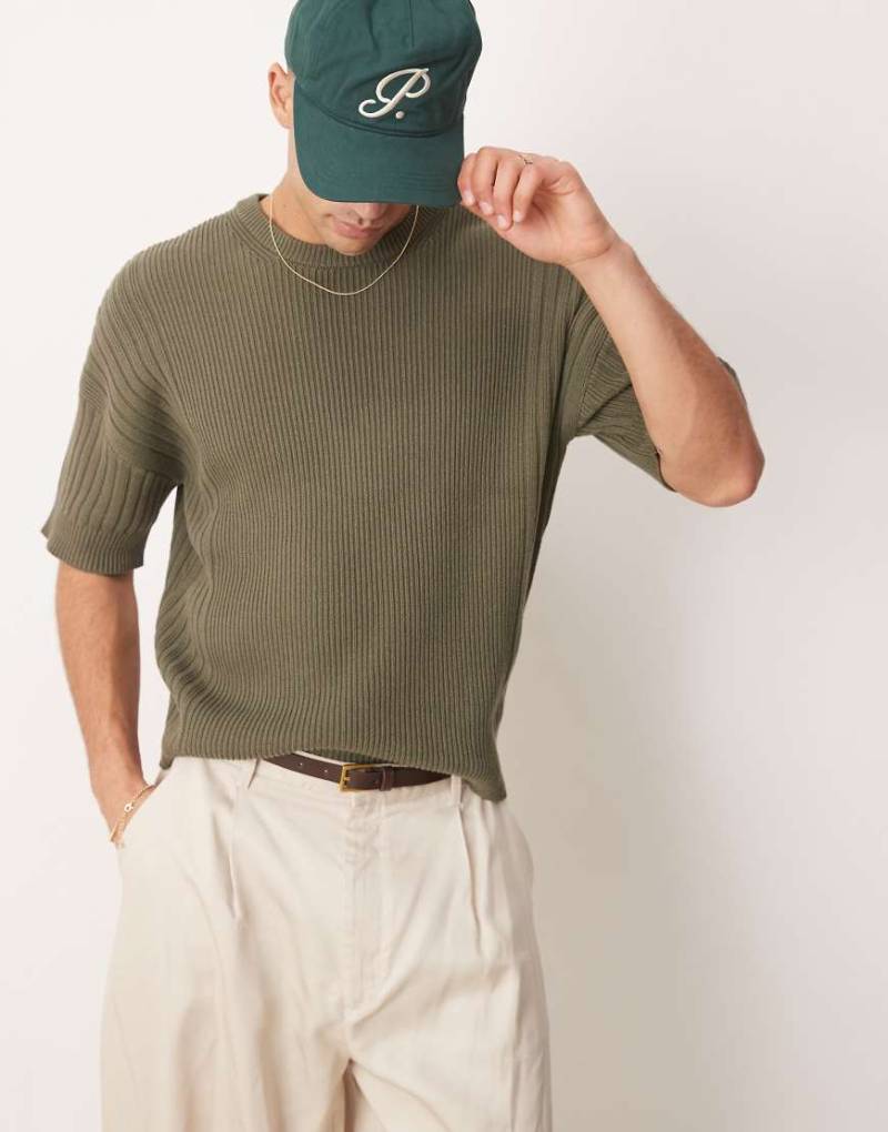 ASOS DESIGN - Locker geschnittenes Strick-T-Shirt in Khaki mit geripptem Einsatz-Grün von ASOS DESIGN