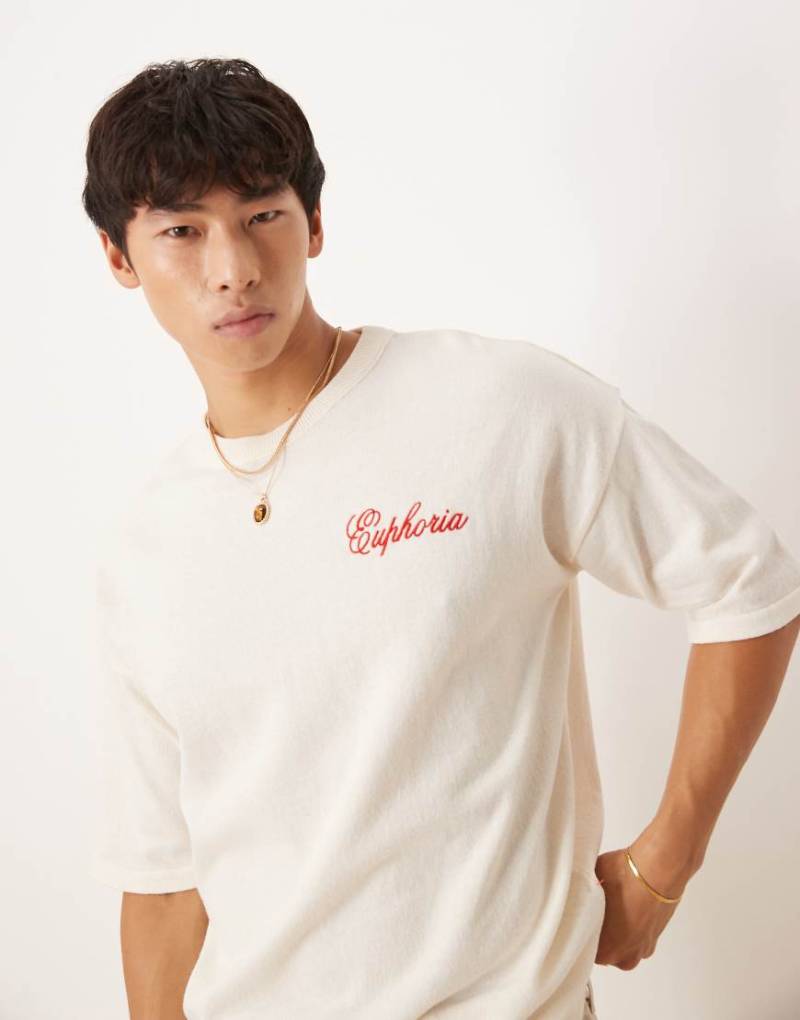 ASOS DESIGN - Locker geschnittenes Strick-T-Shirt in Weiß mit Stickerei auf der Brust von ASOS DESIGN