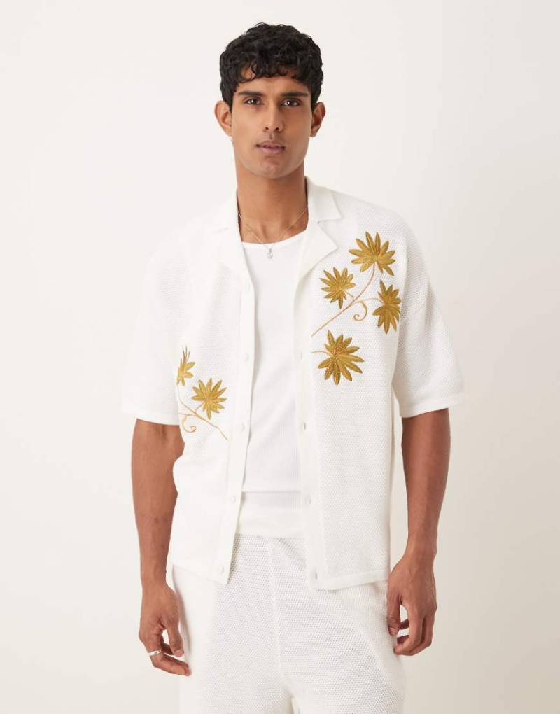 ASOS DESIGN - Locker geschnittenes Strickhemd in Wollweiß mit durchgehender Knopfleiste und Stickerei, Kombiteil-Neutral von ASOS DESIGN