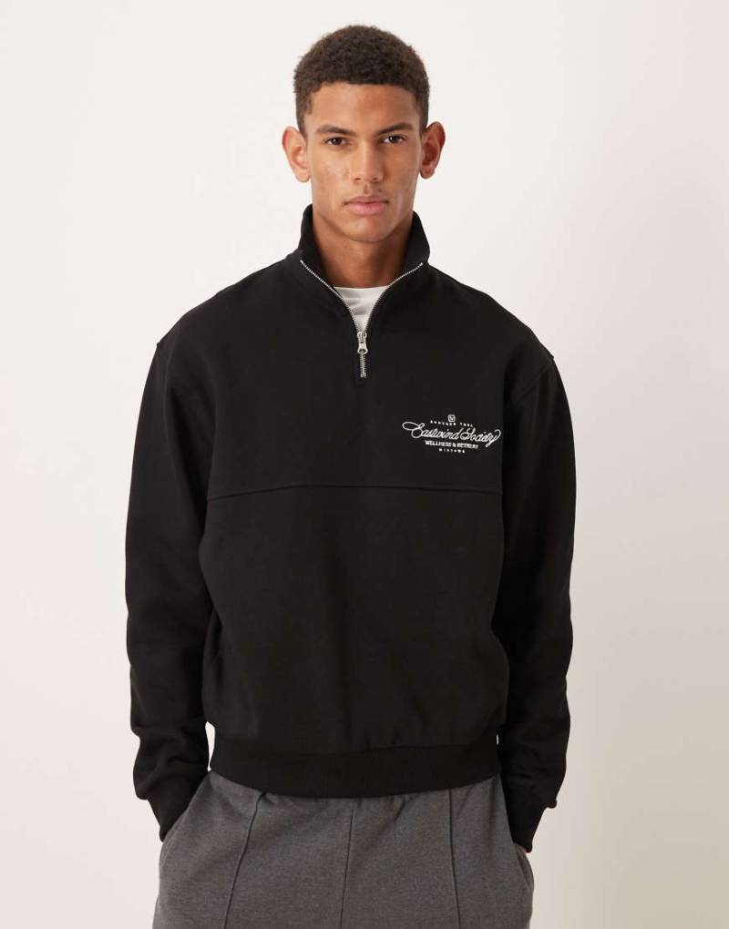 ASOS DESIGN - Locker geschnittenes Sweatshirt in Anthrazit mit kurzem Reißverschluss und Textprint-Schwarz von ASOS DESIGN