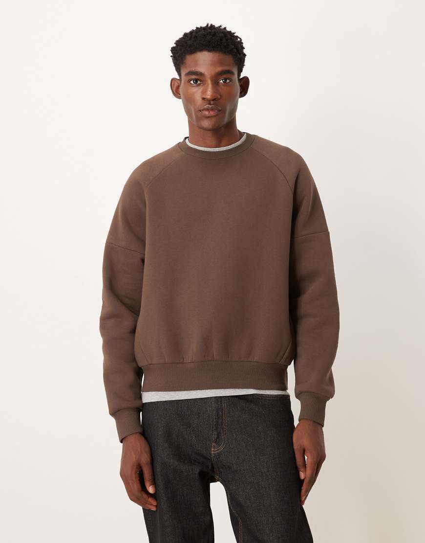 ASOS DESIGN - Locker geschnittenes Sweatshirt in Braun-Brown von ASOS DESIGN