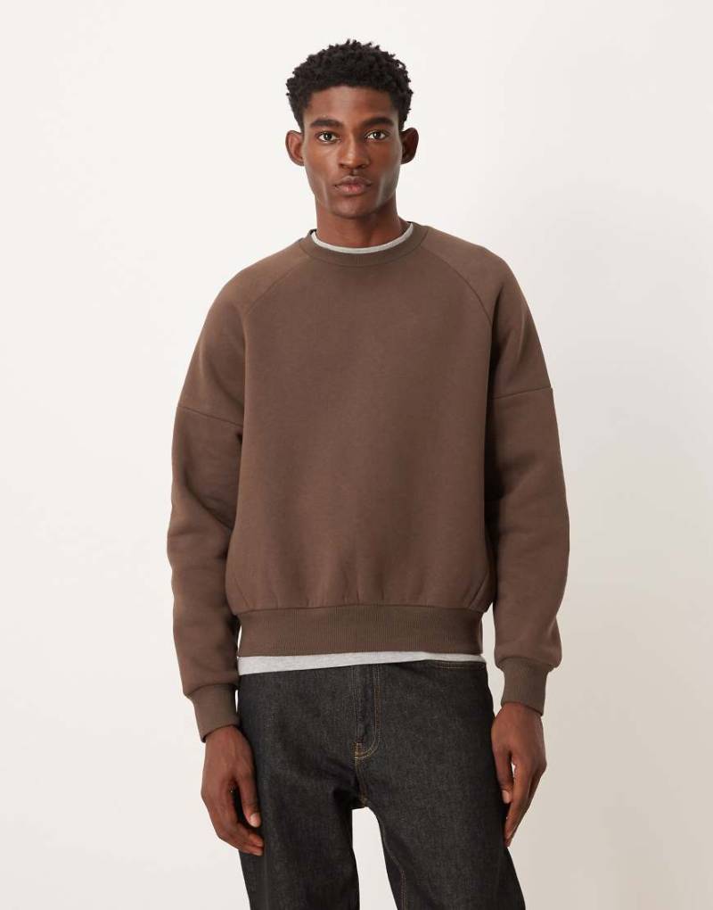 ASOS DESIGN - Locker geschnittenes Sweatshirt in Braun-Brown von ASOS DESIGN