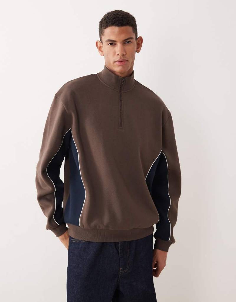 ASOS DESIGN - Locker geschnittenes Sweatshirt in Braun mit kurzem Reißverschluss und Bahnendesign-Brown von ASOS DESIGN