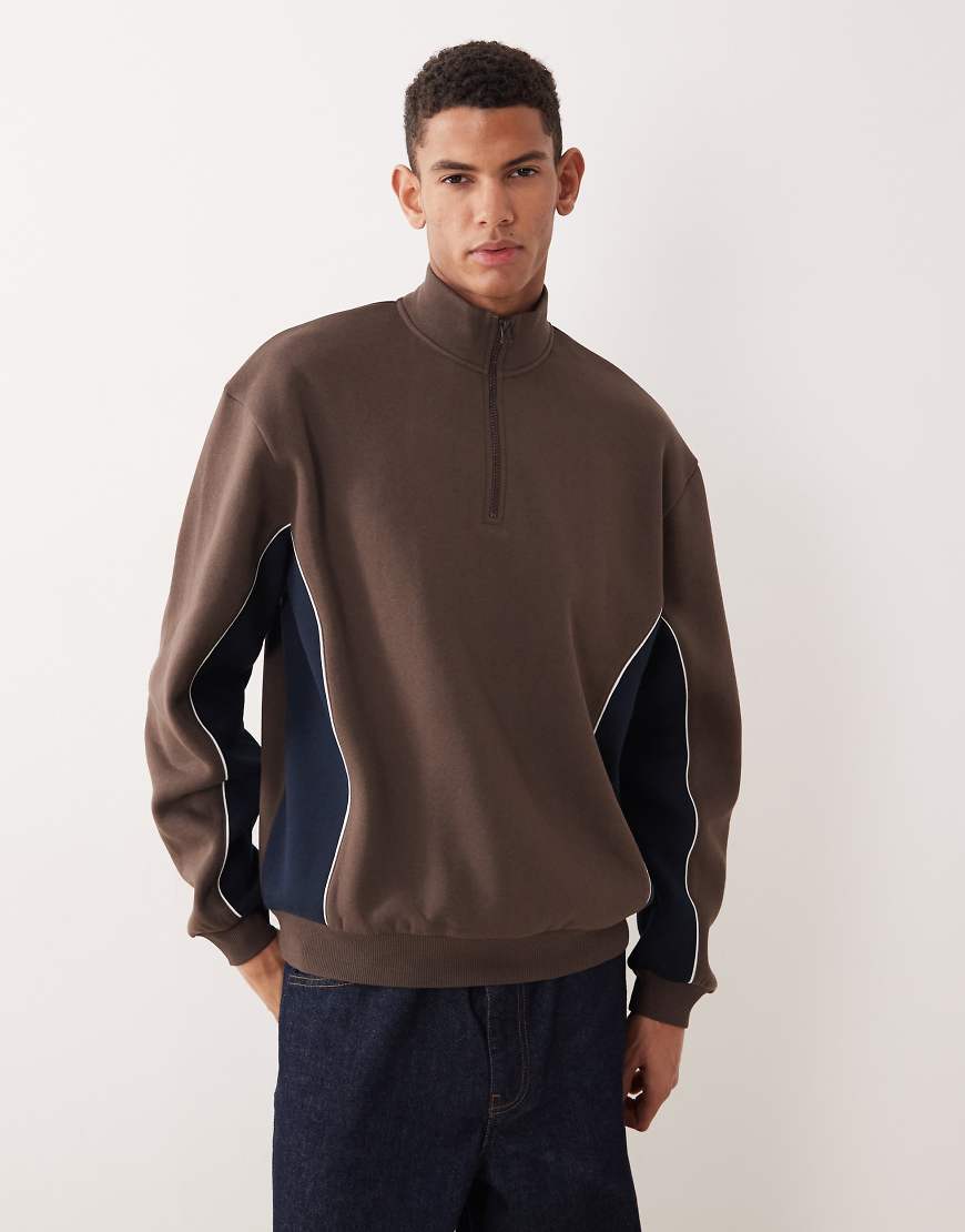 ASOS DESIGN - Locker geschnittenes Sweatshirt in Braun mit kurzem Reißverschluss und Bahnendesign-Brown von ASOS DESIGN