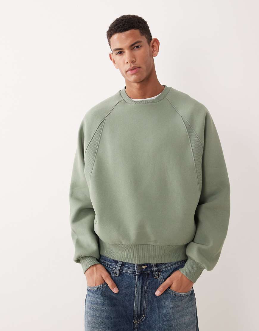 ASOS DESIGN - Locker geschnittenes Sweatshirt in Khaki mit gerippten, abgenähten Einsätzen-Grün von ASOS DESIGN