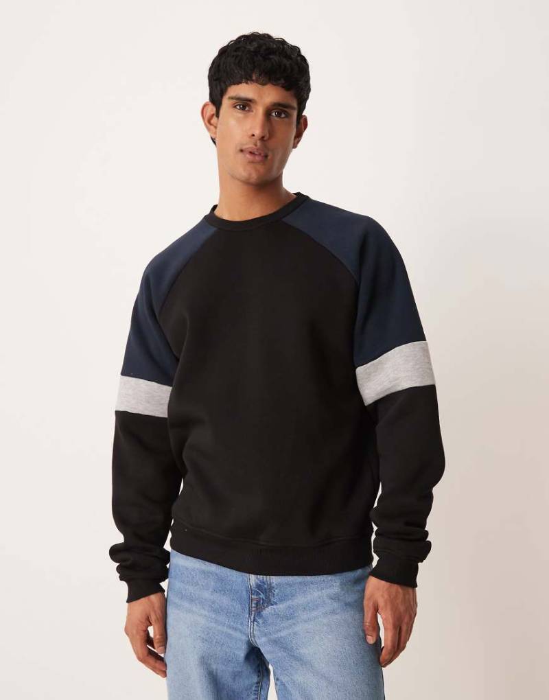 ASOS DESIGN - Locker geschnittenes Sweatshirt in Schwarz mit Colourblock-Design von ASOS DESIGN