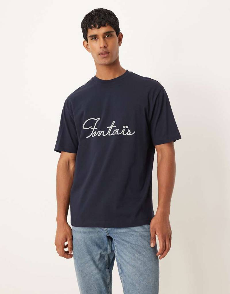 ASOS DESIGN - Locker geschnittenes T-Shirt aus schwerem Material in Marineblau mit aufgesticktem Text von ASOS DESIGN