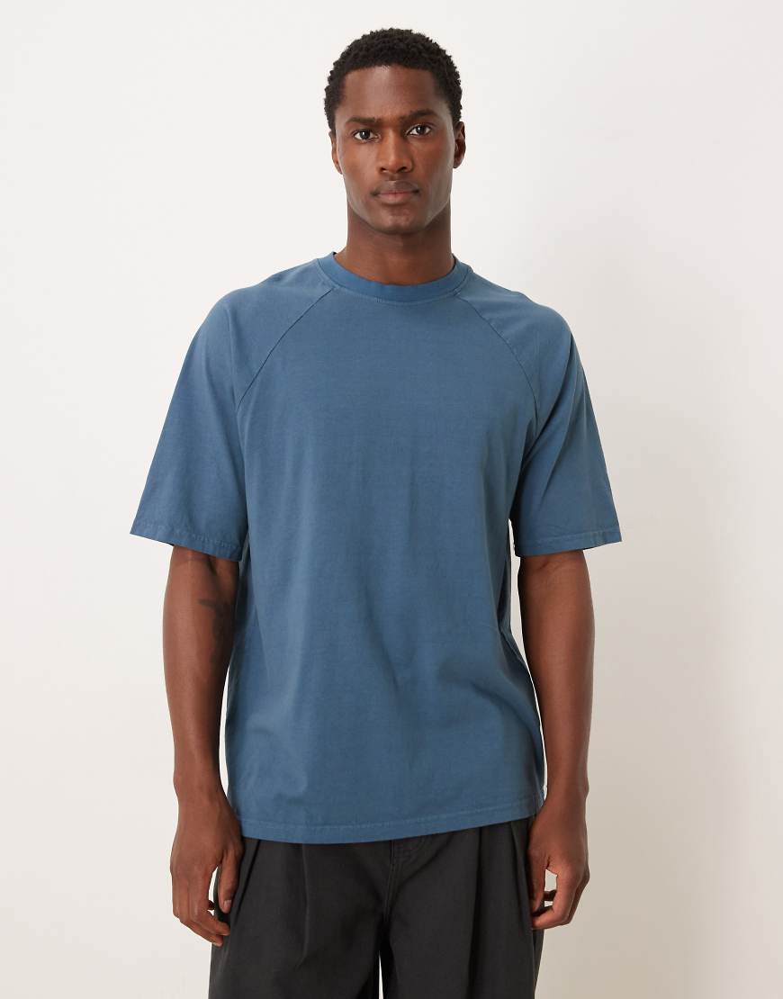 ASOS DESIGN - Locker geschnittenes T-Shirt aus schwerem Material in verwaschenem Blau mit Raglanärmeln von ASOS DESIGN