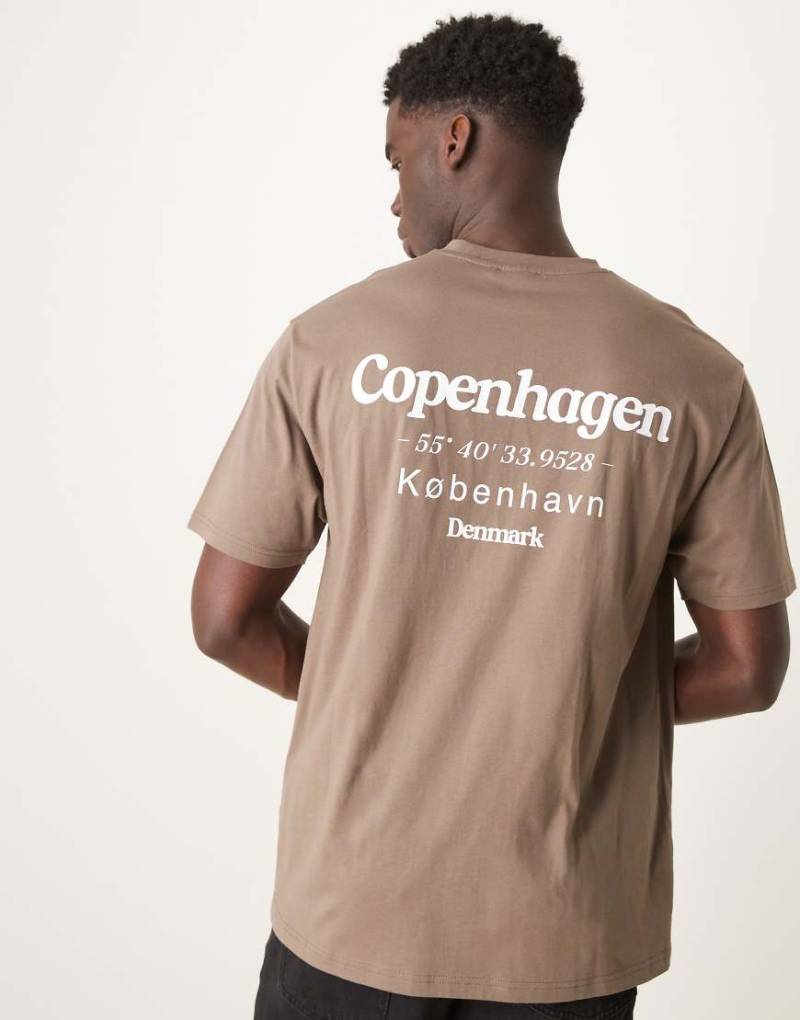 ASOS DESIGN - Locker geschnittenes T-Shirt in Braun mit „Kopenhagen"-Print auf der Rückseite von ASOS DESIGN