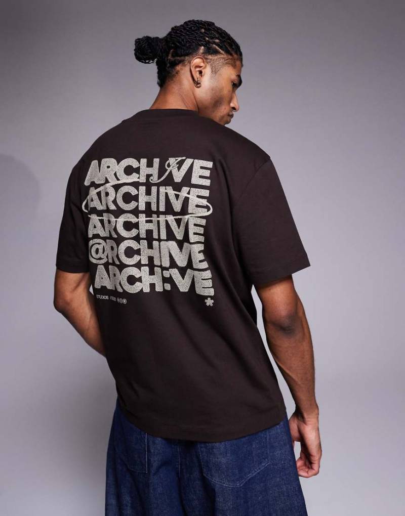 ASOS DESIGN - Locker geschnittenes T-Shirt in Braun mit Archiv-Textgrafik-Brown von ASOS DESIGN