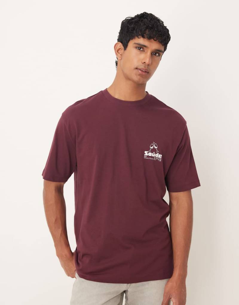 ASOS DESIGN - Locker geschnittenes T-Shirt in Burgunderrot mit Glasprint von ASOS DESIGN