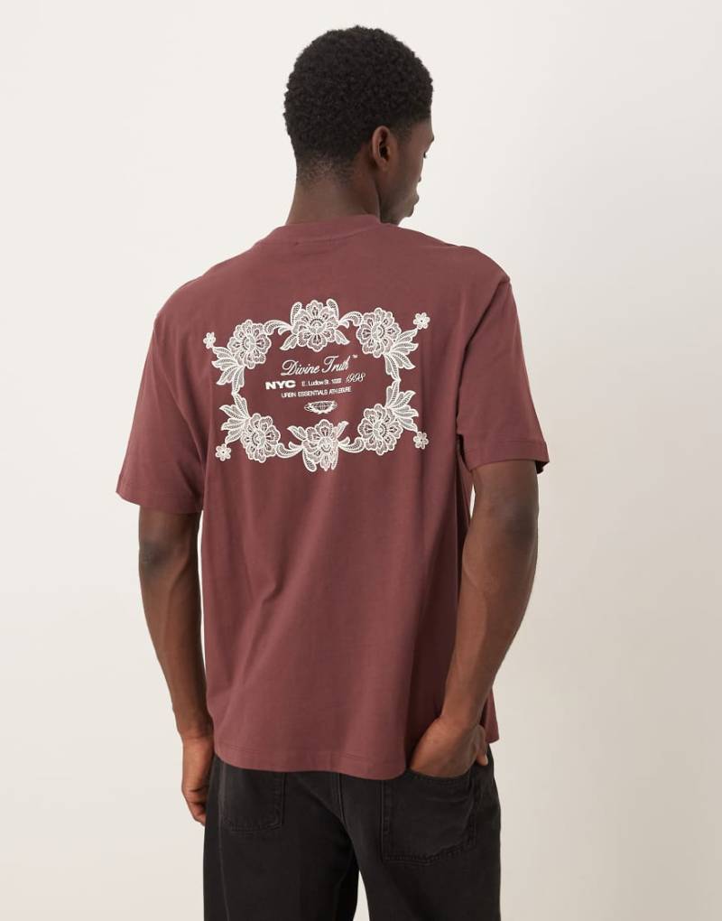ASOS DESIGN - Locker geschnittenes T-Shirt in Burgunderrot mit floralem Emblem-Print von ASOS DESIGN