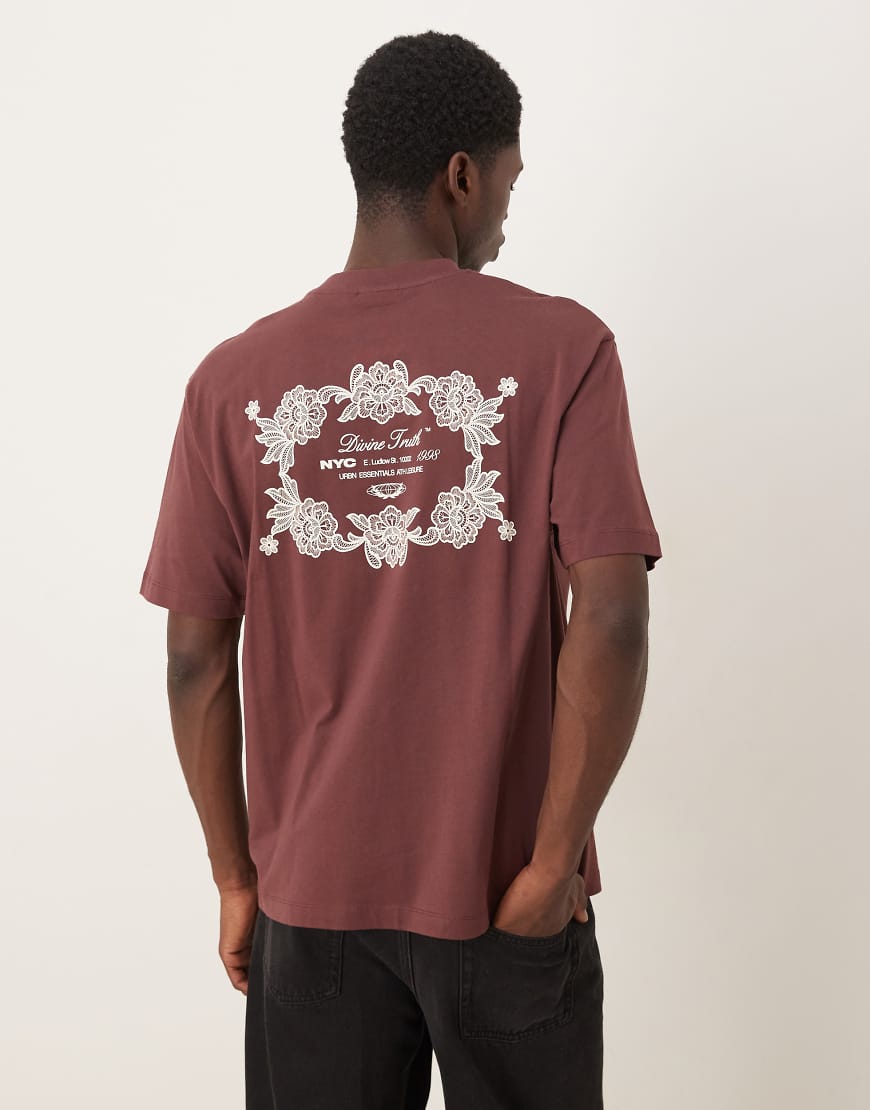 ASOS DESIGN - Locker geschnittenes T-Shirt in Burgunderrot mit floralem Emblem-Print von ASOS DESIGN
