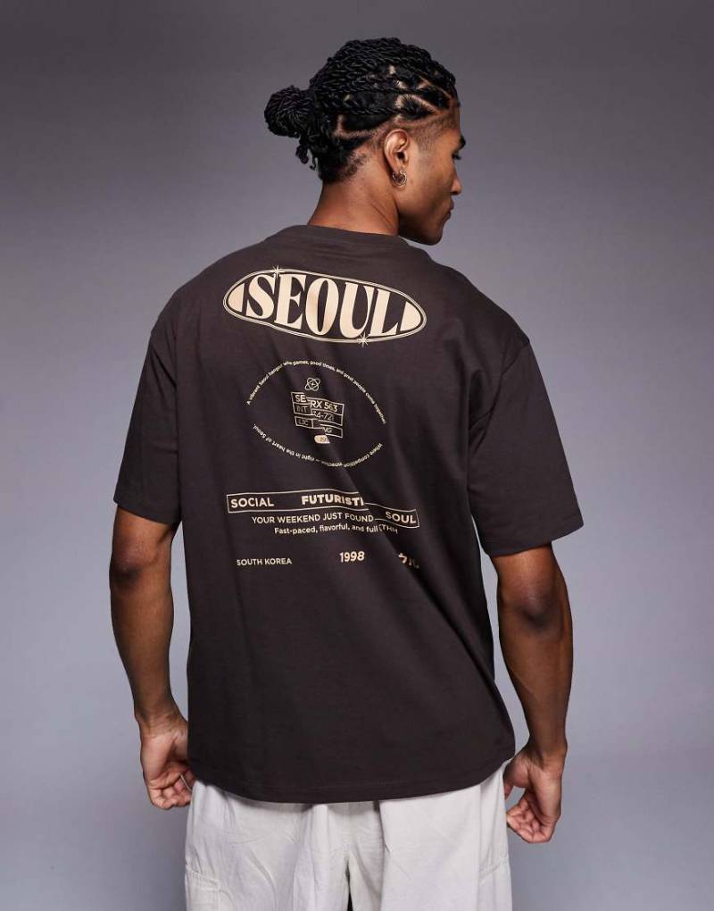 ASOS DESIGN - Locker geschnittenes T-Shirt in Dunkelbraun mit „Seoul"-Grafikprint-Brown von ASOS DESIGN