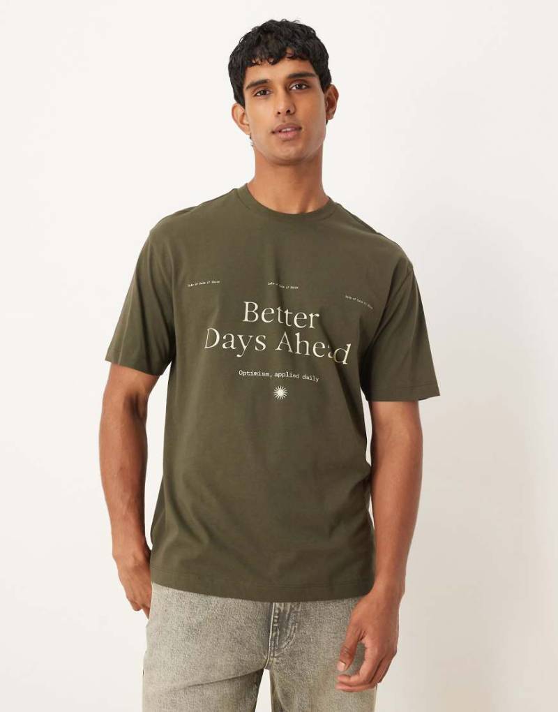 ASOS DESIGN - Locker geschnittenes T-Shirt in Grün mit Textprint von ASOS DESIGN