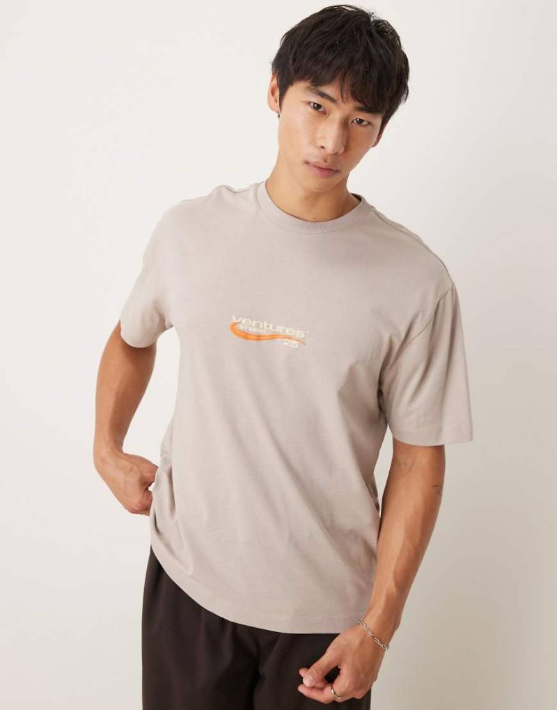 ASOS DESIGN - Locker geschnittenes T-Shirt in Steinbeige mit Print auf der Brust-Neutral von ASOS DESIGN