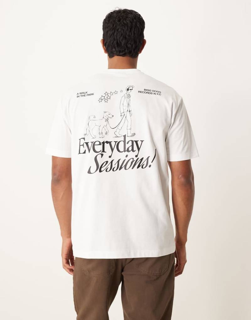 ASOS DESIGN - Locker geschnittenes T-Shirt in Weiß mit Cartoon-Rückenprint von ASOS DESIGN