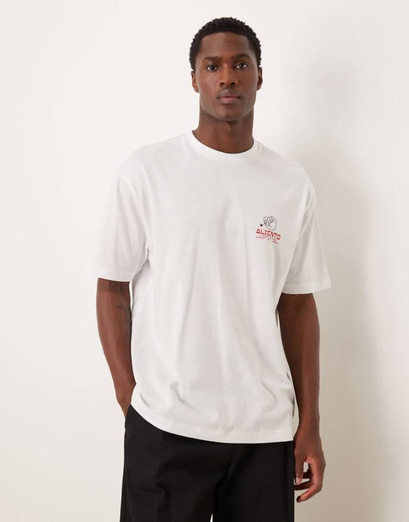 ASOS DESIGN - Locker geschnittenes T-Shirt in Weiß mit kleinem Kritzelmotiv von ASOS DESIGN