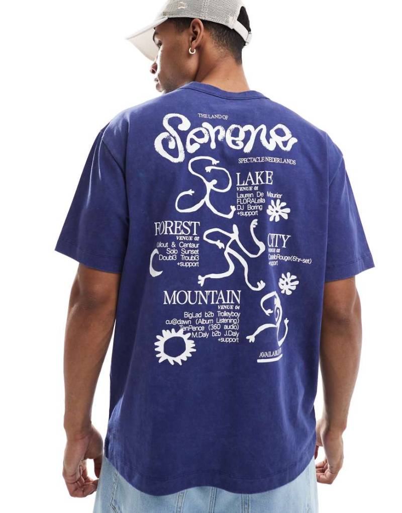 ASOS DESIGN - Locker geschnittenes T-Shirt in verwaschenem Blau mit „Serene"-Grafik von ASOS DESIGN