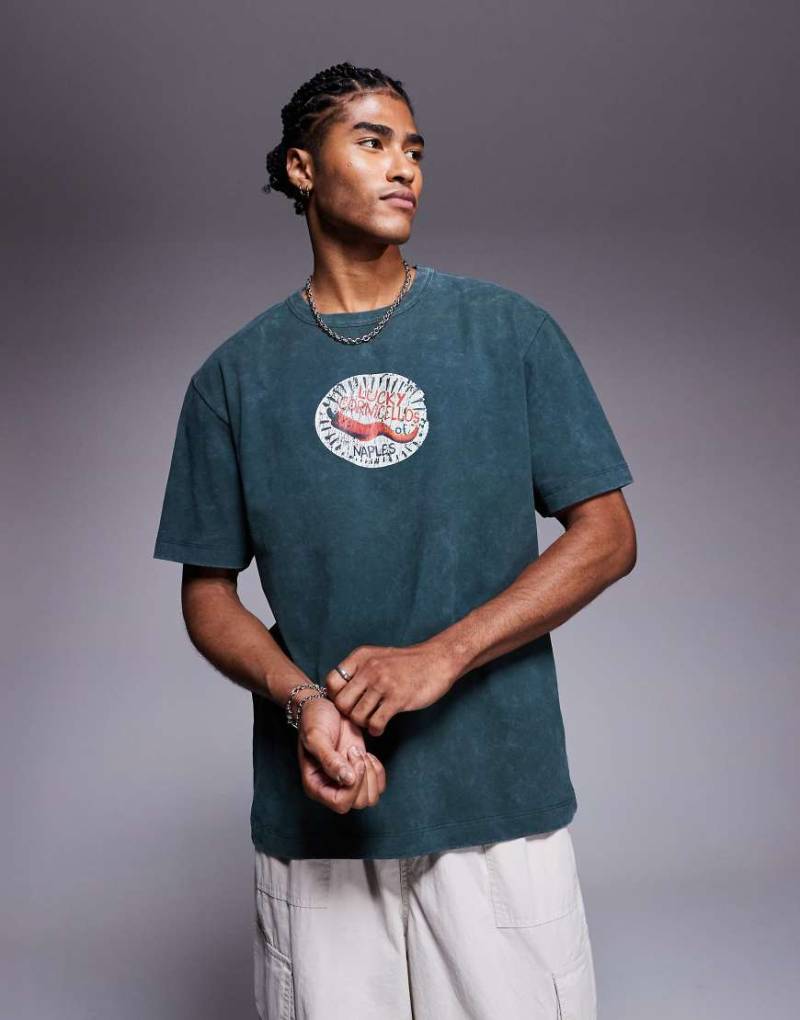 ASOS DESIGN - Schweres, locker geschnittenes T-Shirt in verwaschenem Dunkelgrün mit Grafikprint auf der Brust von ASOS DESIGN