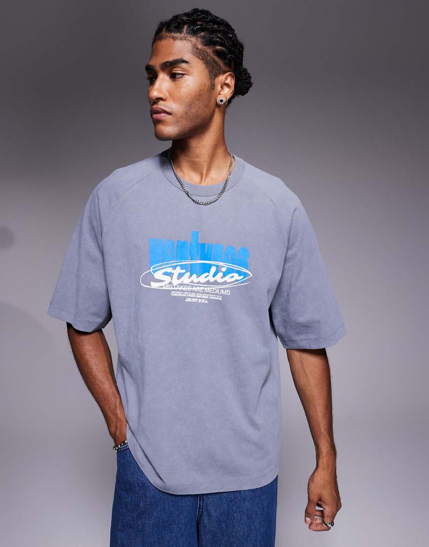 ASOS DESIGN - Locker geschnittenes T-Shirt in verwaschenem Grau mit „Studio Ventures"-Print ASOS DESIGN - Locker geschnittenes T-Shirt in verwaschenem Grau mit „Studio Ventures"-Print von ASOS DESIGN