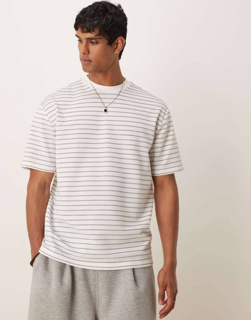 ASOS DESIGN - Locker geschnittenes T-Shirt mit Streifen in Weiß und Grau-Bunt von ASOS DESIGN