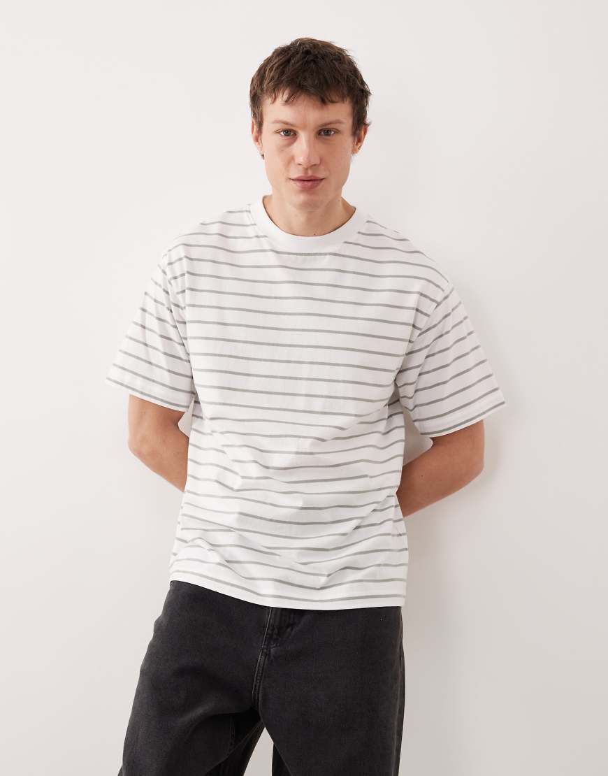 ASOS DESIGN - Locker geschnittenes T-Shirt mit Streifen in Weiß und Grau-Bunt von ASOS DESIGN