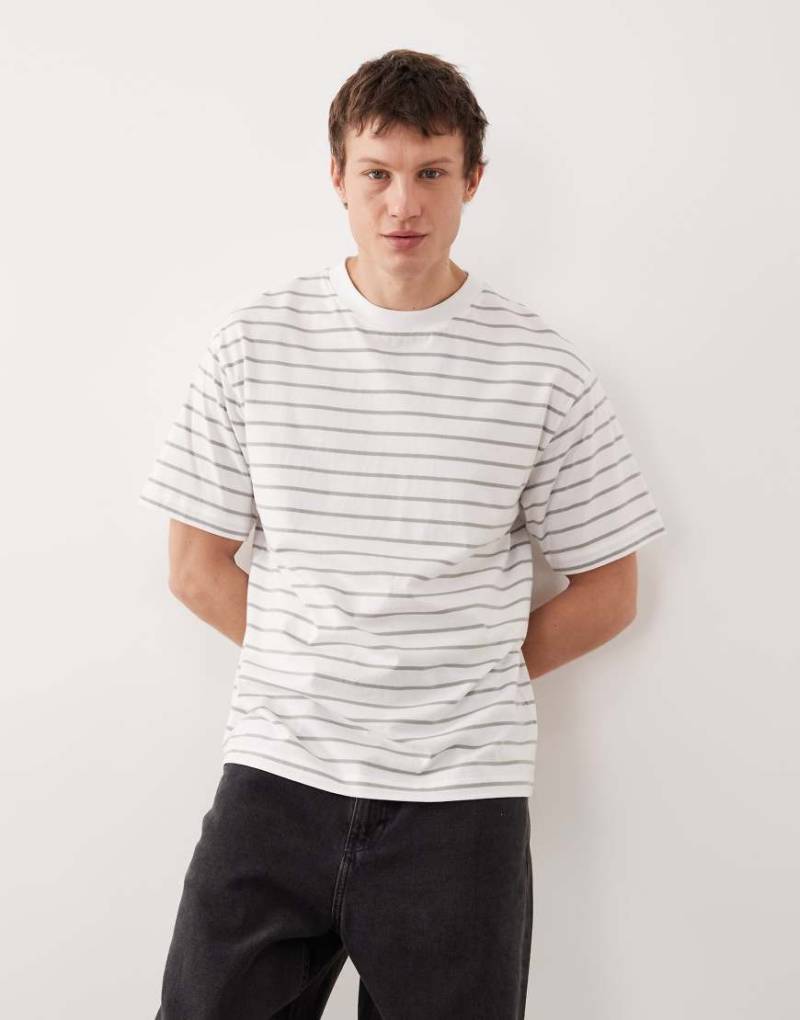 ASOS DESIGN - Locker geschnittenes T-Shirt mit Streifen in Weiß und Grau-Bunt von ASOS DESIGN