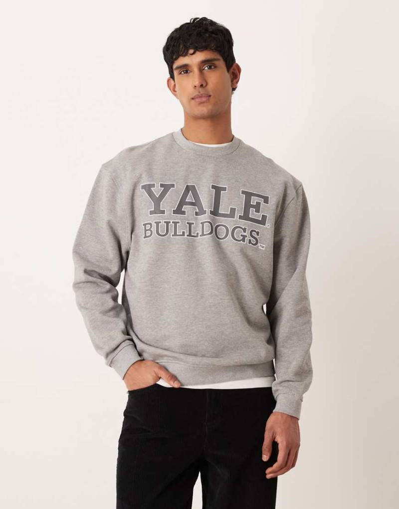 ASOS DESIGN - Locker geschnittenes Unisex-Sweatshirt in meliertem Grau mit „Yale"-Print von ASOS DESIGN